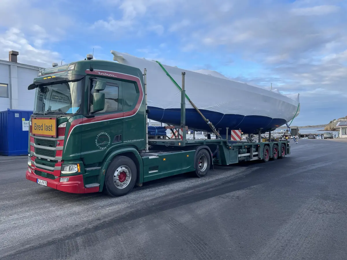 Transport einer Hallberg Rassy 400 von Schweden nach Düsseldorf