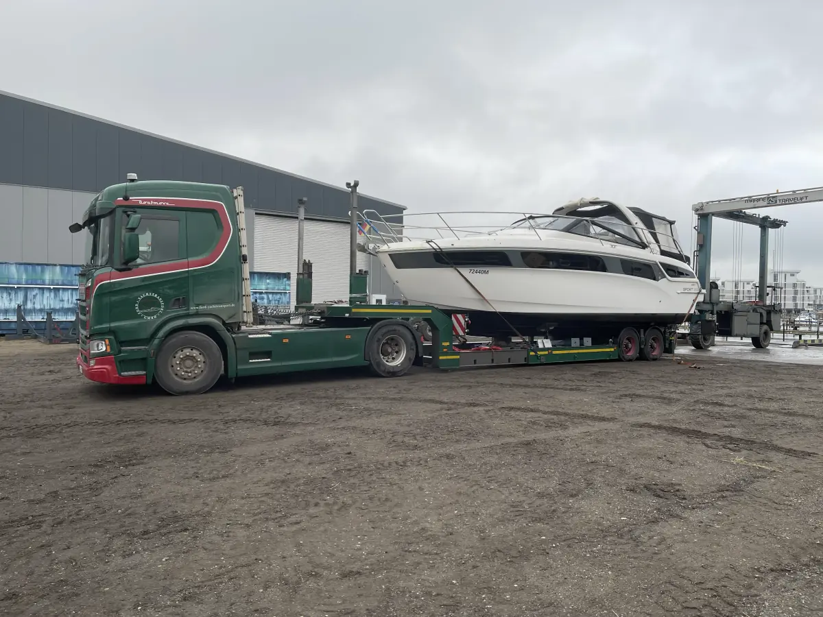 Transport einer Motoryacht (Bavaria 36) per Bocksystem ins Winterlager