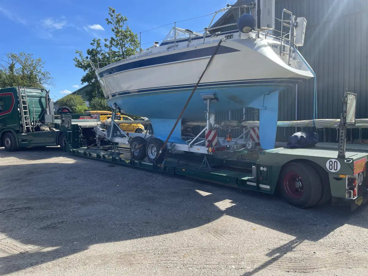 Transport einer Hallberg Rassy 31 inklusive Wintertrailer (Ro/Ro System)