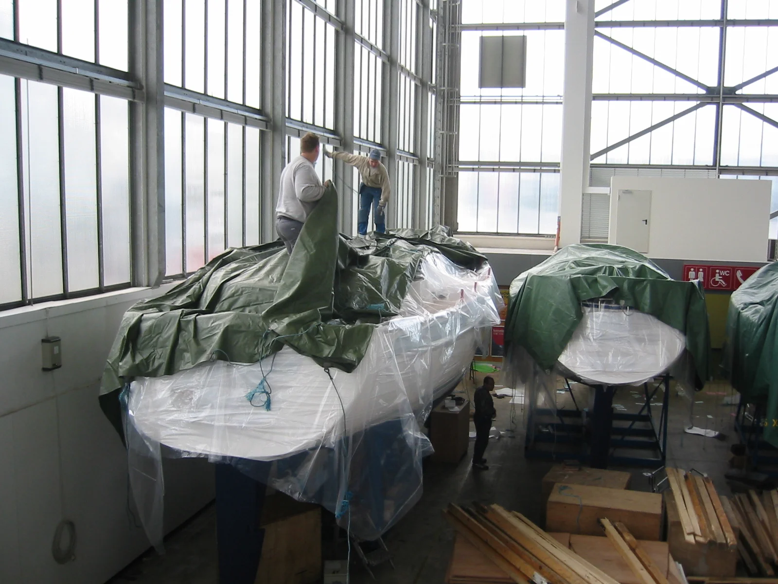 Arbeiten zur Transportverpackung mit schwerer lkw-Plane