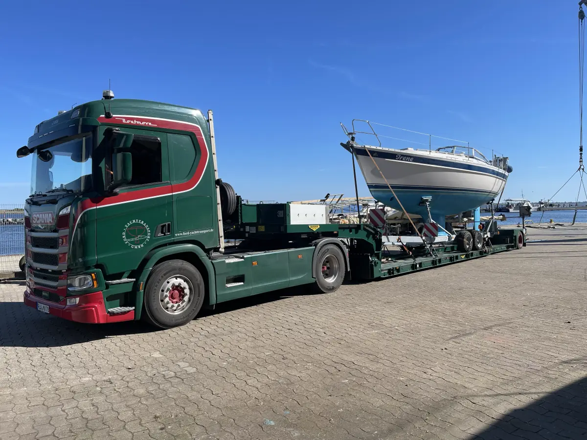 Transport einer Hallberg Rassy 31 inklusive Wintertrailer (Ro/Ro System)