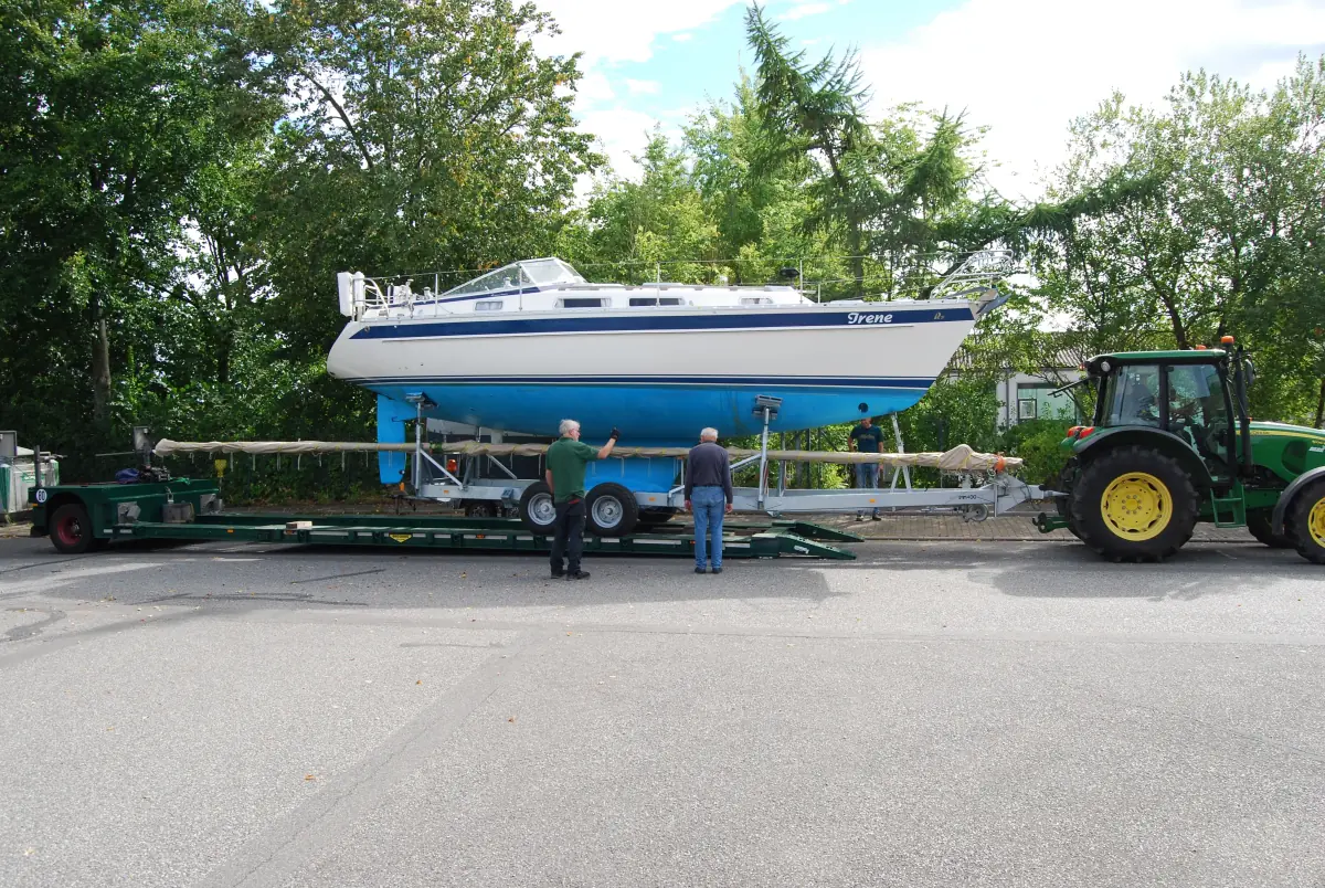 Entladung einer Hallberg Rassy 31 inklusive Wintertrailer per Traktor (Ro/Ro System)
