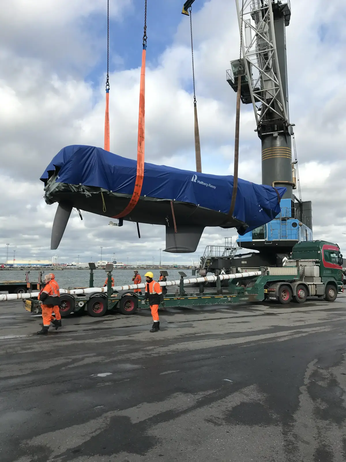 Entladung einer Hallberg Rassy 412 in Antwerpen zum Weitertransport per Seefracht nach Kanada