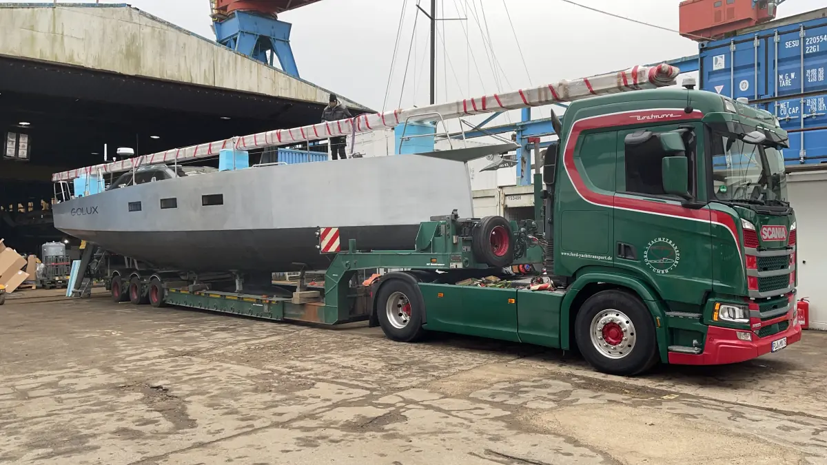 Transport einer 50f Aluminium-Segelyacht, Typ BM50 von Kiel nach Bremerhaven